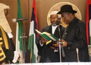 Cif Jojin Nijeriya, Aloysius Katsina-Alu, ya na rantsar da Dakta Goodluck Jonathan a matsayin shugaban ƙasa bayan rasuwar Shugaba Umaru Musa Yar'Adua ... a watan Mayu, 2010