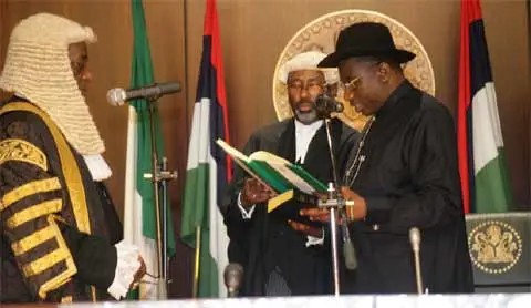 Cif Jojin Nijeriya, Aloysius Katsina-Alu, ya na rantsar da Dakta Goodluck Jonathan a matsayin shugaban ƙasa bayan rasuwar Shugaba Umaru Musa Yar'Adua ... a watan Mayu, 2010